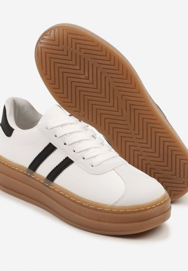 Renee - Białe Sneakersy na Tłoczonej Platformie Ozdobione Paskami Felainora. Okazja: na co dzień, na spacer. Zapięcie: pasek. Kolor: biały. Wzór: aplikacja. Obcas: na platformie. Sport: turystyka piesza