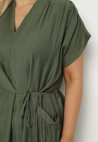 Born2be - Zielona Wiskozowa Sukienka Pudełkowa z Cienkim Paskiem i Kieszeniami Lumivorae. Okazja: na co dzień. Kolekcja: plus size. Kolor: zielony. Materiał: wiskoza. Typ sukienki: proste, dla puszystych. Styl: casual, elegancki #6