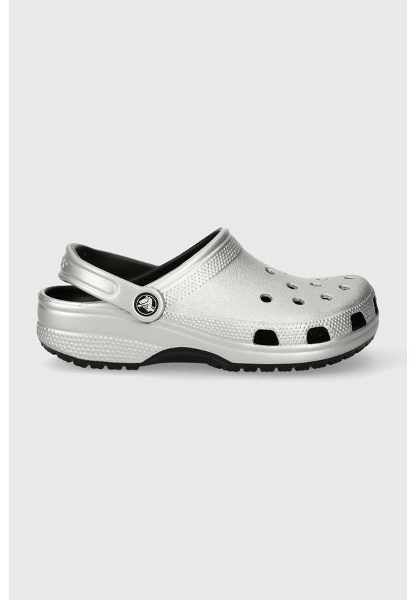 Crocs klapki Classic Metallic Clog damskie kolor srebrny 205831. Nosek buta: okrągły. Kolor: srebrny. Materiał: materiał
