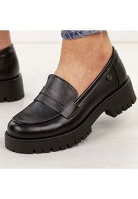 Czarne skórzane mokasyny damskie na traperze Vinceza 18125. Okazja: na co dzień, na spacer. Nosek buta: okrągły. Kolor: czarny. Materiał: skóra. Szerokość cholewki: normalna. Sezon: wiosna, lato, jesień. Styl: casual, klasyczny, elegancki #1