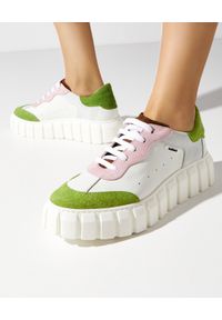 Baldinini - BALDININI - Skórzane sneakersy z kolorowymi wstawkami. Kolor: biały. Materiał: skóra. Wzór: kolorowy