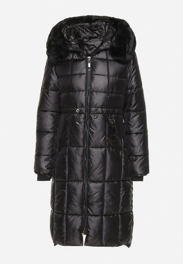 Born2be - Czarna Pikowana Kurtka z Kapturem z Futerkiem z Możliwością Odpięcia Ściągana w Talii Ravanna. Okazja: na co dzień. Typ kołnierza: kaptur. Kolor: czarny. Materiał: futro. Styl: elegancki, casual