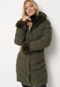 Born2be - Ciemnozielona Pikowana Kurtka Zimowa z Paskiem i Futerkowymi Obszyciami z Możliwością Odpięcia Hedirra. Okazja: na co dzień. Kolor: zielony. Materiał: jeans, futro. Długość rękawa: długi rękaw. Długość: długie. Sezon: zima. Styl: casual, elegancki #5
