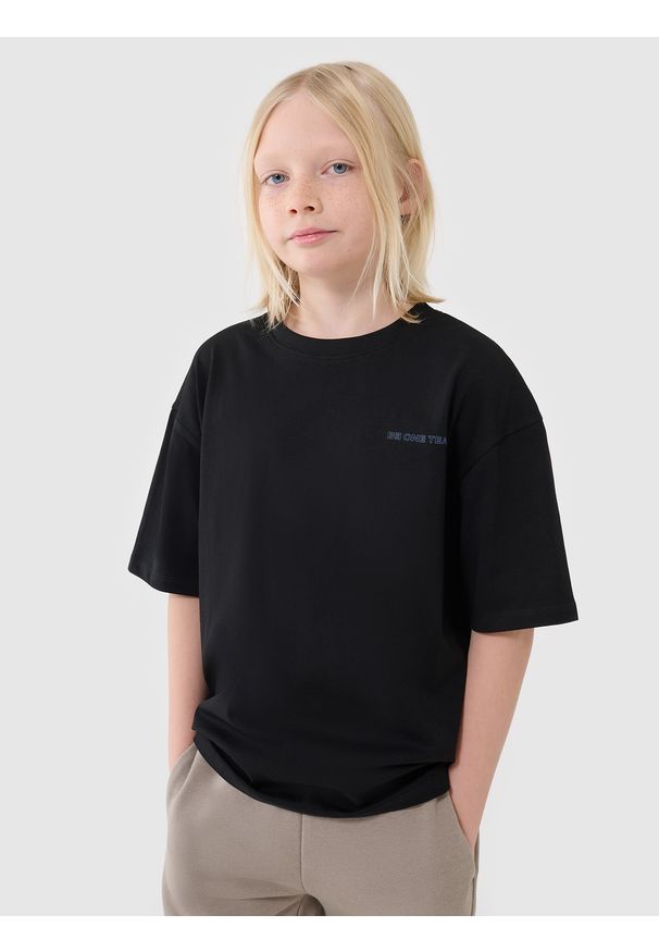 4f - 4F T-shirt oversize z napisem chłopięcy - czarny 140 (9-10 lat). Okazja: na co dzień. Kolor: czarny. Materiał: dzianina, bawełna, jersey. Długość rękawa: krótki rękaw. Długość: krótkie. Wzór: napisy. Sezon: lato. Styl: klasyczny, sportowy, casual