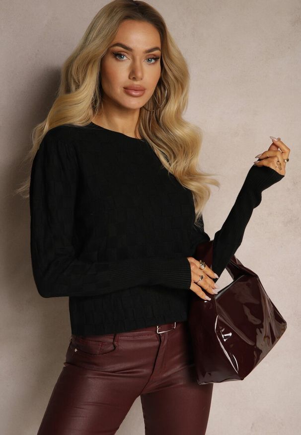 Renee - Czarny Sweter z Modalem i Wiskozą Ozdobiony Tłoczeniem Liliti. Okazja: na co dzień. Kolor: czarny. Materiał: wiskoza. Długość rękawa: długi rękaw. Długość: długie. Wzór: aplikacja. Styl: casual, elegancki