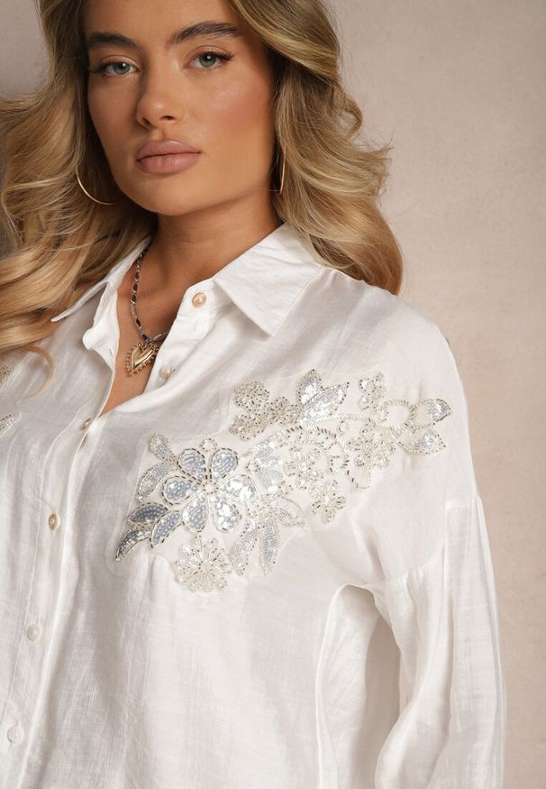 Renee - Biała Koszula z Wiskozą o Kroju Oversize z Cyrkoniową Aplikacją Maliera. Okazja: na co dzień. Kolor: biały. Materiał: wiskoza. Długość rękawa: długi rękaw. Długość: długie. Wzór: aplikacja. Sezon: wiosna, lato. Styl: casual, elegancki
