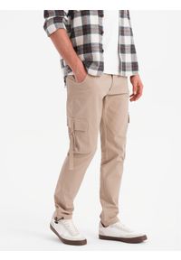 Ombre Clothing - Męskie spodnie cargo STRAIGHT LEG z paskami na kieszeniach – piaskowe V2. Materiał: bawełna, elastan, materiał. Wzór: paski. Styl: klasyczny, elegancki #8