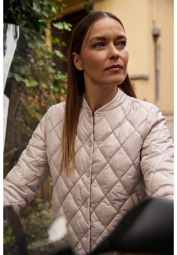 MOODO - Krótka pikowana kurtka beżowa. Kolor: beżowy. Materiał: poliester, poliamid. Długość: krótkie