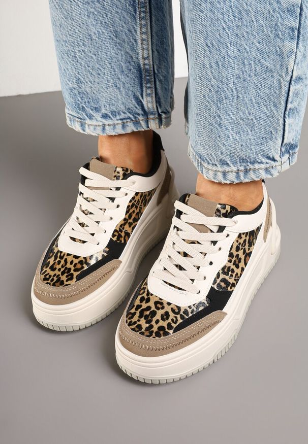 Renee - Beżowo-Brązowe Sneakersy na Tłoczonej Platformie Ozdobione Wzorem w Panterkę Deoranae. Okazja: na co dzień. Kolor: beżowy. Materiał: jeans. Wzór: motyw zwierzęcy, aplikacja. Sezon: wiosna, jesień. Obcas: na platformie