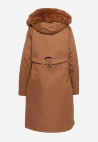 Born2be - Jasnobrązowa Kurtka Typu Parka z Kapturem i Odpinanym Kołnierzem Ściągana w Talii Semithira. Okazja: na spacer, na co dzień. Typ kołnierza: kaptur. Kolor: brązowy. Materiał: dzianina. Długość: długie. Wzór: aplikacja. Styl: klasyczny, casual, elegancki #6