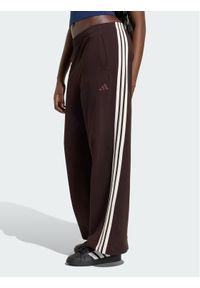 Adidas - adidas Spodnie dresowe 3-Stripes KW7703 Brązowy ciemny Wide Leg. Kolor: brązowy. Materiał: bawełna #1