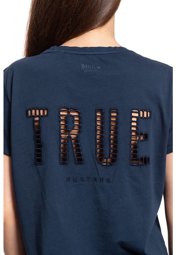 Mustang - MUSTANG T SHIRT DAMSKI Alina C Embro Blue Nights 1009061 4085. Wzór: nadruk