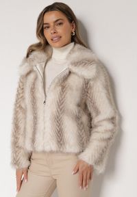 Born2be - Jasnobeżowa Kurtka Futerko o Prostym Kroju z Zapięciem na Suwak Tusiviela. Okazja: na co dzień. Typ kołnierza: golf. Kolor: beżowy. Materiał: futro. Styl: casual, elegancki #1