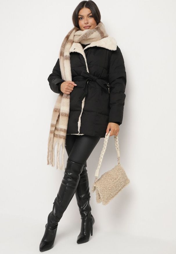 Born2be - Czarna Pikowana Kurtka z Futerkowym Kołnierzem i Wiązanym Paskiem Seratta. Okazja: na co dzień. Kolor: czarny. Materiał: jeans. Styl: casual, elegancki