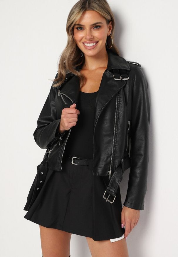 Born2be - Czarna Kurtka Ramoneska z Asymetrycznym Suwakiem i Regulowanym Paskiem Bralissa. Okazja: na co dzień. Kolor: czarny. Materiał: jeans. Styl: elegancki, rockowy, casual