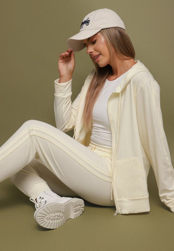 Born2be - Jasnobeżowy 2-częściowy Komplet Dresowy Bluza z Kapturem Spodnie z Gumką w Pasie Regulowane Tellfana. Kolor: beżowy. Materiał: dresówka