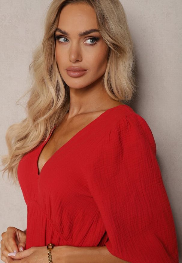 Renee - Czerwona Sukienka z Bawełny Ozdobiona Wiązaniem i Gumką w Pasie Wlarina. Typ kołnierza: dekolt w kształcie V. Kolor: czerwony. Materiał: bawełna. Wzór: aplikacja