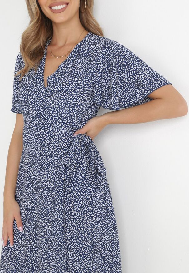 Born2be - Granatowa Sukienka Theminophe. Okazja: na co dzień. Kolor: niebieski. Materiał: tkanina, wiskoza, materiał. Wzór: kropki. Typ sukienki: rozkloszowane, kopertowe, proste. Styl: casual. Długość: maxi