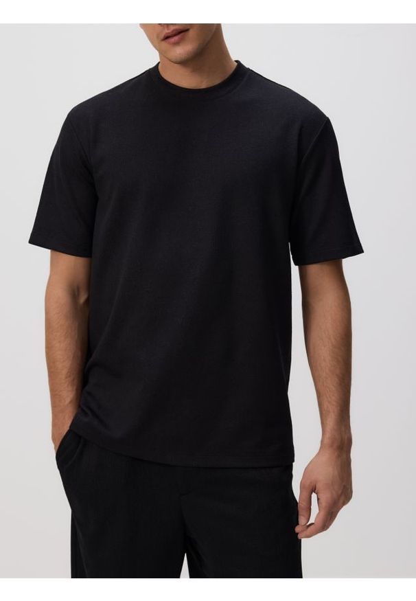 Reserved - Strukturalny t-shirt comfort fit - czarny. Kolor: czarny. Materiał: dzianina
