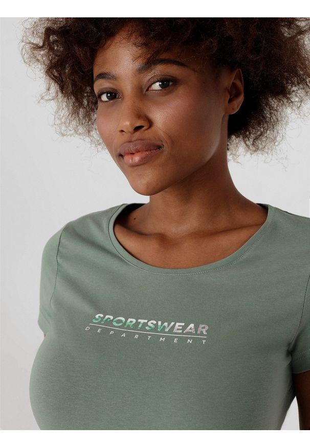 4f - T-shirt regular z nadrukiem damski. Kolor: zielony. Materiał: dzianina, bawełna. Wzór: nadruk