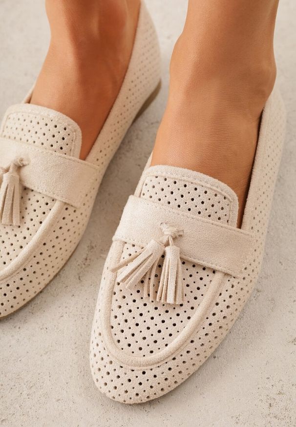 Renee - Beżowe Mokasyny VICES z Ażurową Cholewką i Frędzlami Hyrilea. Okazja: na co dzień. Kolor: beżowy. Materiał: jeans. Szerokość cholewki: normalna. Wzór: ażurowy. Styl: casual, street, boho