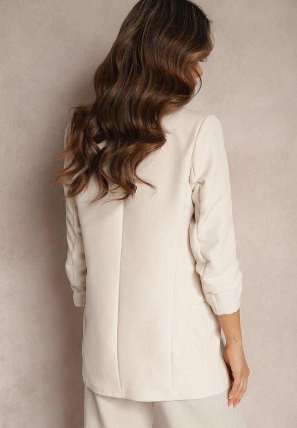 Renee - Jasnobeżowa Marynarka Rhenona. Kolor: beżowy. Materiał: satyna, koronka. Wzór: jednolity. Styl: klasyczny, elegancki