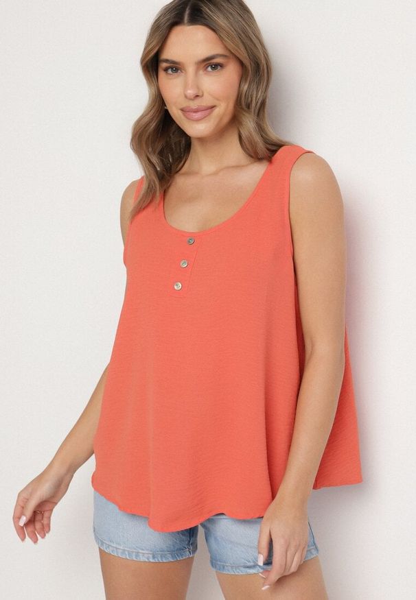 Born2be - Pomarańczowy Top na Szerokich Ramiączkach Zdobiony Guzikami Jenadorea. Okazja: na co dzień. Kolor: pomarańczowy. Materiał: jeans. Długość rękawa: na ramiączkach. Wzór: aplikacja. Sezon: lato. Styl: casual
