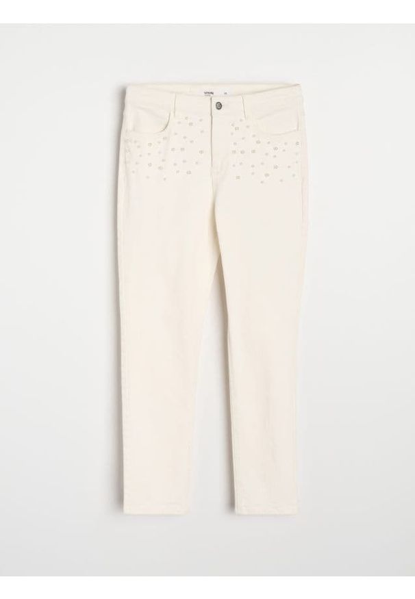 Sinsay - Jeansy slim z ozdobnymi perłami - kremowy. Kolor: kremowy
