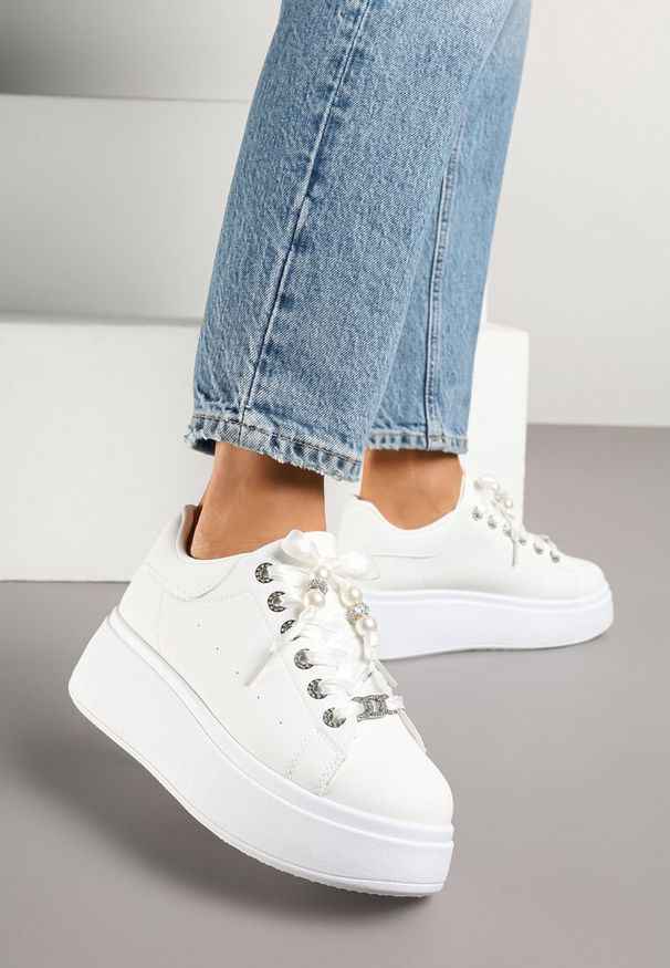 Born2be - Białe Sneakersy na Grubej Podeszwie z Cyrkoniami Vivanne. Okazja: na co dzień. Kolor: biały. Materiał: jeans