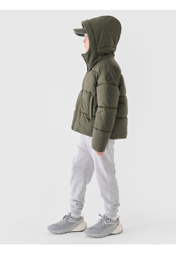 4f - 4F Kurtka puchowa z wypełnieniem syntetycznym chłopięca - khaki 140 (9-10 lat). Okazja: na co dzień. Typ kołnierza: kaptur. Kolor: brązowy, oliwkowy, wielokolorowy. Materiał: syntetyk, puch. Długość: długie. Wzór: gładki. Sezon: lato. Styl: casual, klasyczny, sportowy