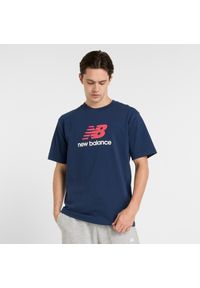Koszulka męska New Balance MT51500NNY – granatowa. Kolor: niebieski. Materiał: dresówka, bawełna. Wzór: aplikacja, napisy