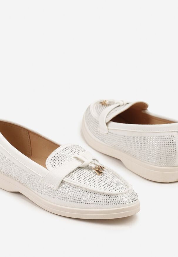 Born2be - Białe Mokasyny Zdobione Cyrkoniami i Aplikacją Tenarella. Okazja: na co dzień. Kolor: biały. Materiał: jeans. Wzór: aplikacja. Obcas: na obcasie. Styl: elegancki, casual. Wysokość obcasa: niski