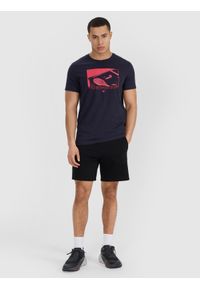 4f - 4F T-shirt regular z nadrukiem męski - granatowy S. Okazja: na co dzień. Kolor: niebieski. Materiał: bawełna, materiał, jersey. Długość rękawa: krótki rękaw. Długość: krótkie. Wzór: nadruk. Styl: klasyczny, sportowy, casual