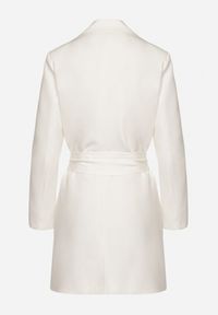 Born2be - Biała Sukienka w Stylu Marynarki z Paskiem i Usztywnionymi Ramionami Etinella. Okazja: na co dzień. Kolor: biały. Materiał: tkanina, jeans. Styl: casual, klasyczny #6