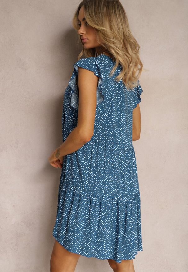 Renee - Niebieska Rozkloszowana Sukienka z Bawełny w Kropki z Trójkątnym Dekoltem Riessa. Okazja: na spacer, na co dzień. Kolor: niebieski. Materiał: bawełna. Wzór: kropki. Sezon: lato. Typ sukienki: proste. Styl: casual, klasyczny