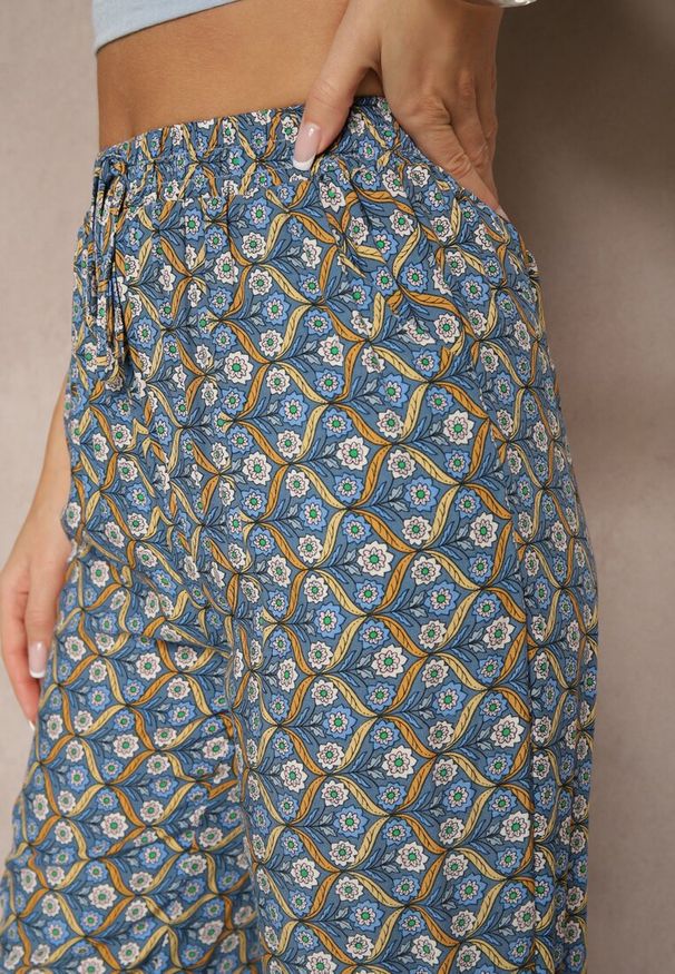 Renee - Niebieskie Spodnie z Bawełny o Prostym Kroju z Gumką w Pasie w Geometryczny Print Avelriz. Okazja: do pracy, na spotkanie biznesowe, na co dzień. Kolor: niebieski. Materiał: bawełna. Wzór: geometria, nadruk. Sezon: lato, wiosna. Styl: klasyczny, casual, biznesowy