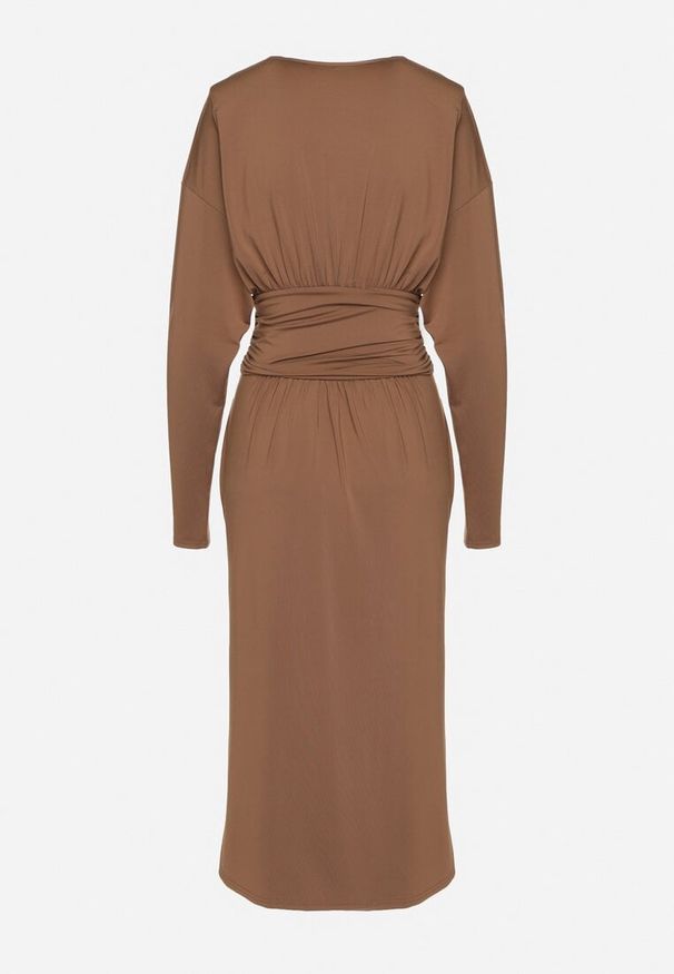 Born2be - Brązowa Sukienka Kopertowa z Wiskozą Zdobiona Marszczeniem Edivana. Kolor: brązowy. Materiał: wiskoza. Wzór: aplikacja. Typ sukienki: kopertowe. Styl: elegancki, klasyczny