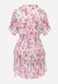 Renee - Różowa Taliowana Sukienka z Dzianinową Podszewką i Falbanami z Gumką w Talii Zonelia. Okazja: na co dzień. Typ kołnierza: dekolt w kształcie V. Kolor: różowy. Materiał: dzianina. Długość rękawa: krótki rękaw. Wzór: aplikacja, kwiaty. Styl: elegancki, casual #2