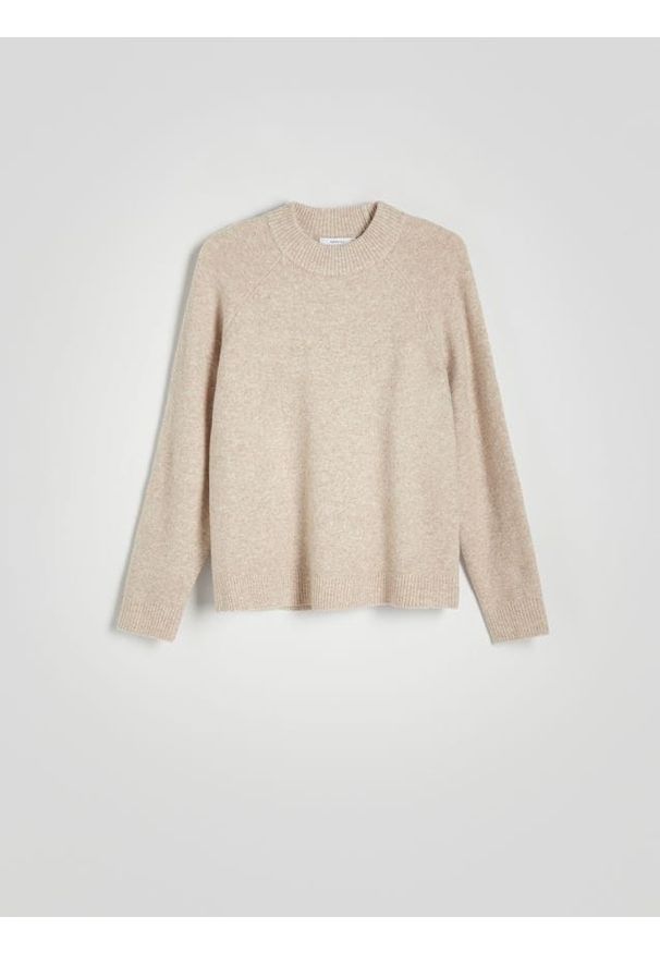 Reserved - Sweter z raglanowymi rękawami - beżowy. Kolor: beżowy. Materiał: dzianina, wełna. Długość rękawa: raglanowy rękaw. Wzór: gładki