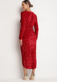 Born2be - Czerwona Dopasowana Cekinowa Sukienka z Kopertowym Dekoltem i Asymetrycznym Wycięciem Rinnalith. Okazja: na imprezę. Kolor: czerwony. Typ sukienki: asymetryczne, kopertowe. Styl: klasyczny, elegancki #6