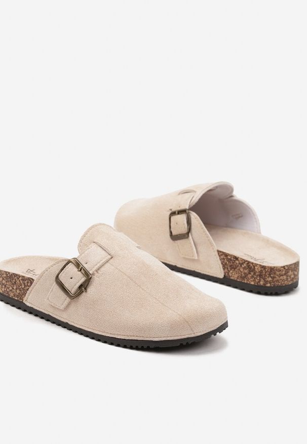 Born2be - Beżowe Klapki w Stylu Chodaków Ozdobione Klamrą Alvessia. Okazja: na co dzień. Kolor: beżowy. Materiał: jeans. Wzór: aplikacja. Obcas: na obcasie. Styl: casual. Wysokość obcasa: niski