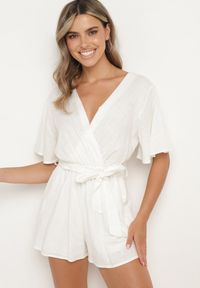 Born2be - Biały Bawełniany Kombinezon z Kopertowym Dekoltem i Materiałowym Paskiem w Talii Viklie. Kolor: biały. Materiał: bawełna, materiał. Długość rękawa: krótki rękaw. Długość: krótkie. Styl: elegancki #7