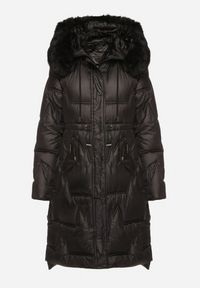 Born2be - Czarna Pikowana Kurtka o Długim Kroju ze Ściągaczem w Talii i Kapturem Galita. Okazja: na co dzień. Kolor: czarny. Materiał: poliester, dzianina, jeans, futro. Długość: długie. Styl: casual, elegancki #7