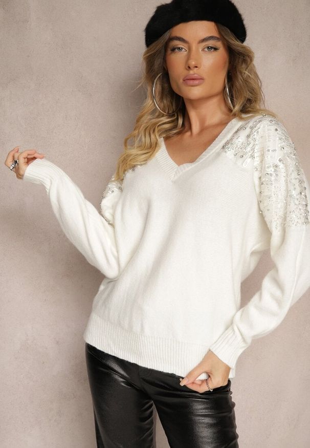 Renee - Biały Sweter o Kroju Nietoperza Ozdobiony Cekinami i Cyrkoniami Nevarraea. Okazja: na co dzień. Kolor: biały. Materiał: jeans. Wzór: aplikacja. Styl: klasyczny, elegancki, casual