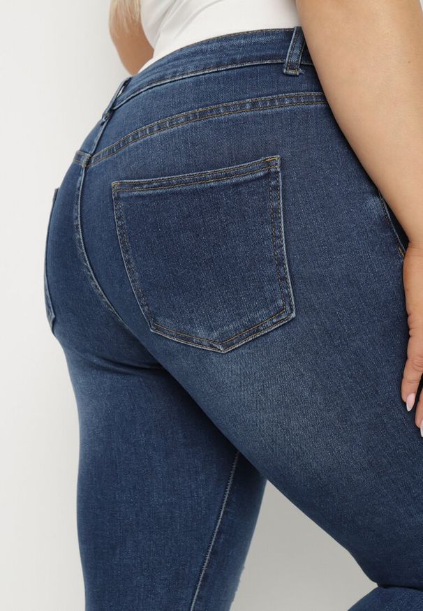 Born2be - Granatowe Jeansy o Dopasowanym Fasonie Korali. Okazja: na co dzień. Kolor: niebieski. Styl: elegancki, casual, klasyczny