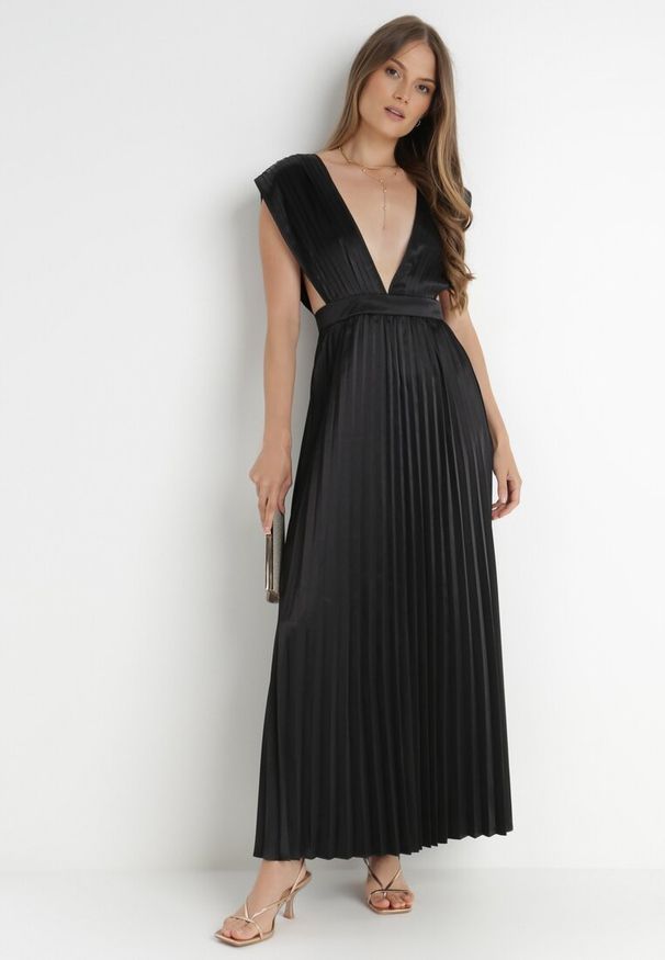 Born2be - Czarna Sukienka Aedice. Typ kołnierza: dekolt w kształcie V. Kolor: czarny. Długość rękawa: na ramiączkach. Typ sukienki: rozkloszowane. Styl: elegancki. Długość: maxi