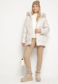 Born2be - Jasnoszara Pikowana Kurtka z Kapturem z Futerkiem Tevea. Okazja: do pracy, na spotkanie biznesowe, na spacer. Typ kołnierza: kaptur. Kolekcja: plus size. Kolor: szary. Materiał: futro. Styl: biznesowy, elegancki, klasyczny #7