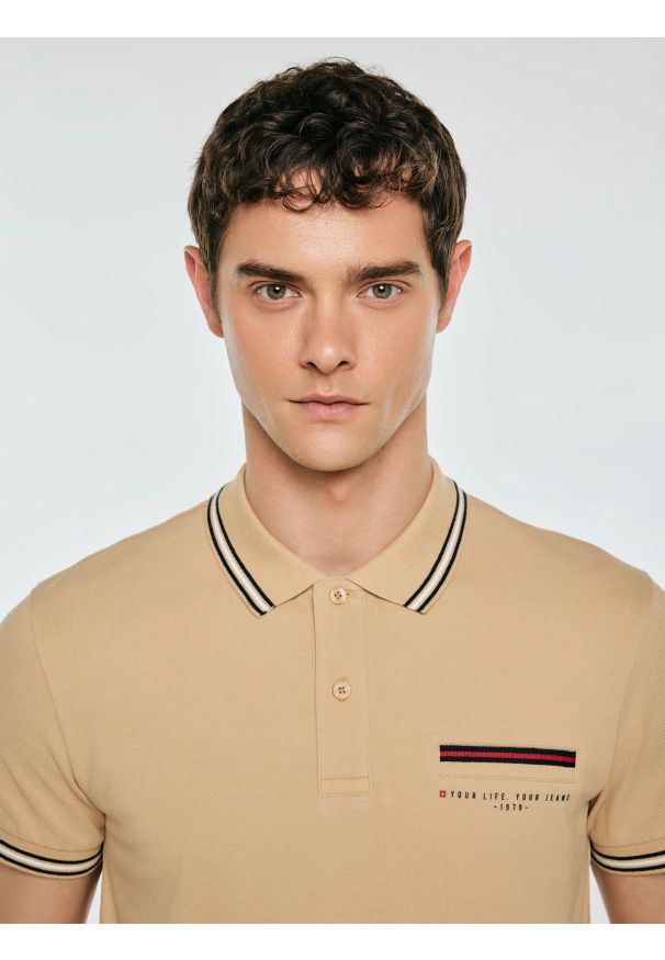 Big-Star - Koszulka męska polo z kontrastowym wykoŅczeniem beżowa Polos 801. Typ kołnierza: polo. Kolor: beżowy. Materiał: dzianina, skóra. Wzór: nadruk. Sezon: lato. Styl: elegancki