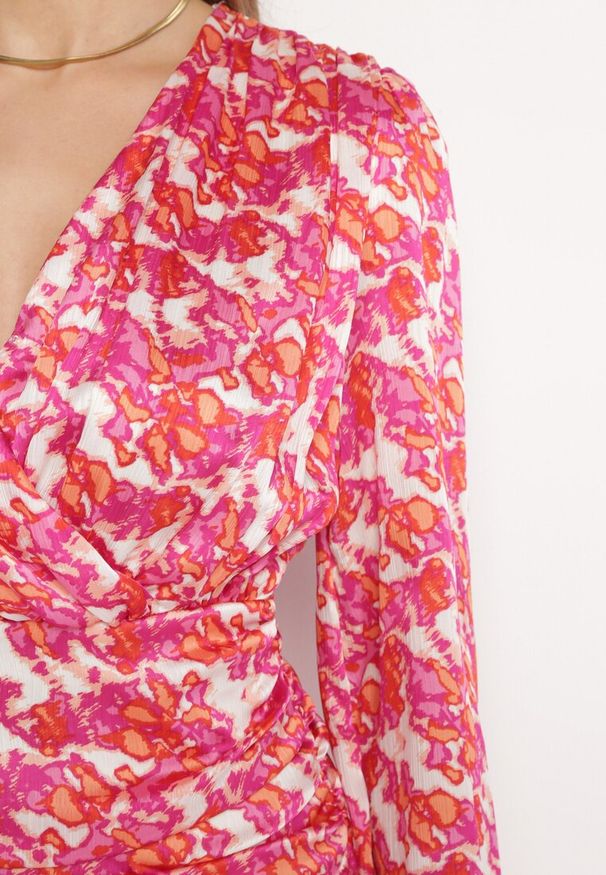 Born2be - Różowa Mini Sukienka Marszczona o Kopertowym Kroju z Lekką Falbanką Xarsa. Kolor: różowy. Typ sukienki: kopertowe. Długość: mini