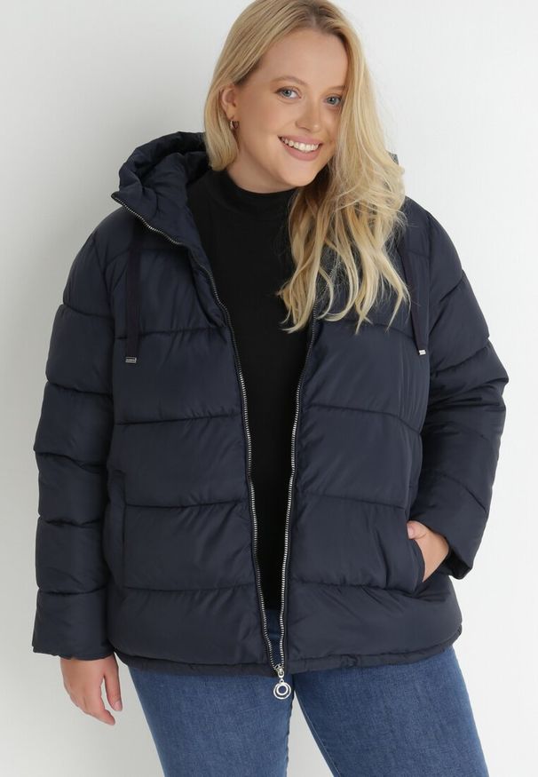 Born2be - Granatowa Kurtka z Kapturem Pikowana Bauwens. Okazja: na co dzień. Typ kołnierza: kaptur. Kolekcja: plus size. Kolor: niebieski. Długość: długie. Wzór: aplikacja. Materiał: futro, materiał, jeans. Długość rękawa: długi rękaw. Sezon: jesień, zima. Styl: casual
